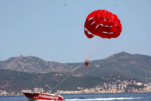  Sessione di parasailing a tre posti 