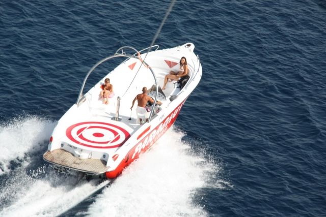  La nostra barca che vi porta in parasailing 