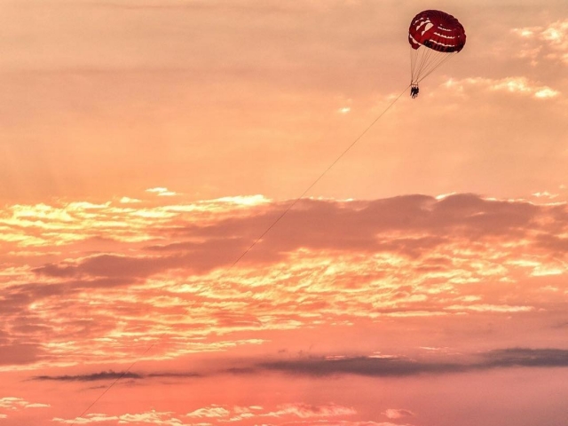  Sessione di parasailing al tramonto