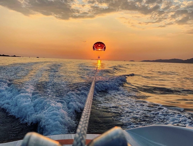  Magnifica sessione di parasailing al tramonto 