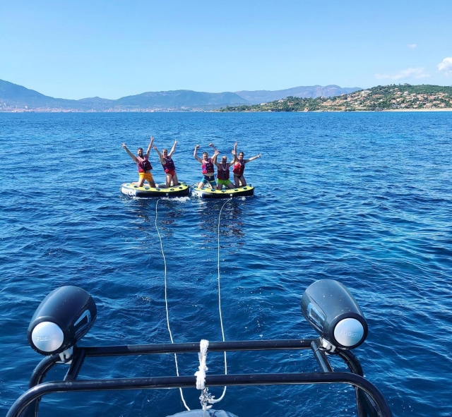  Entertaining towed buoy for young and old