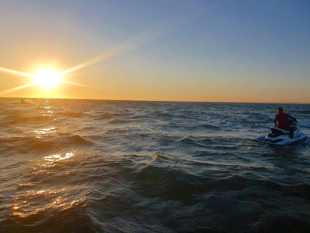  Giro in moto d'acqua al tramonto 