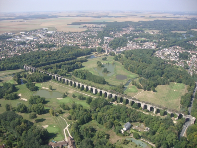  Flug über das Aquädukt von Maintenon mit einem Motorschirm 