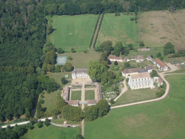  Flug über das Schloss und die Abtei von Breuil-Benoit mit dem Motorschirm