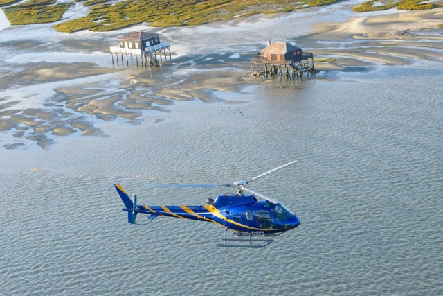  Flight of the huts tchancated in helicopter