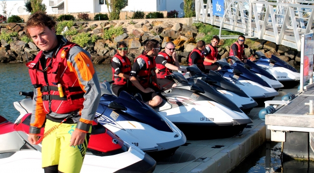  Briefing before leaving on a jet ski 