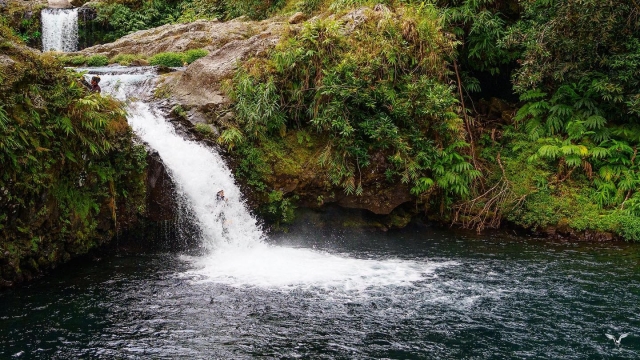  在天然滑梯上滑行 