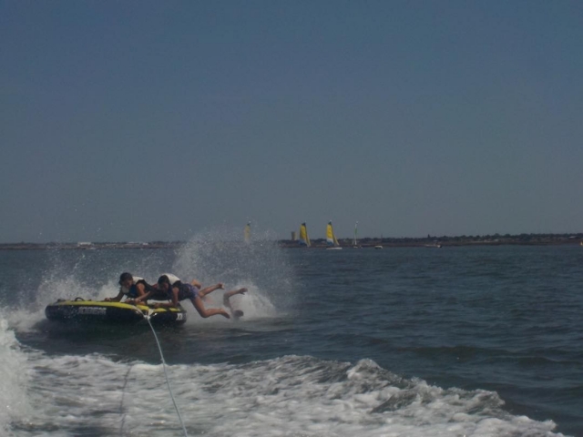  Laughter in a towed buoy in the Arcachon basin 