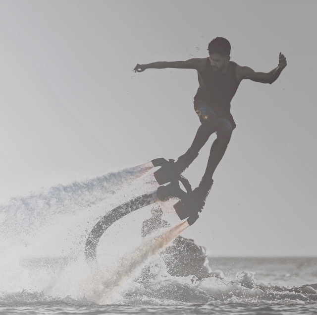 Des sensations fortes en flyboard sur l'île de Beauté