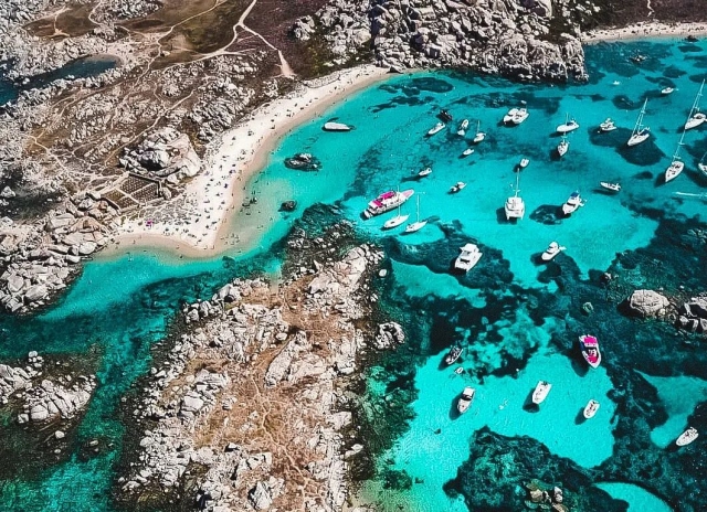 Vue à couper le souffle de la plage de Santa Giulia