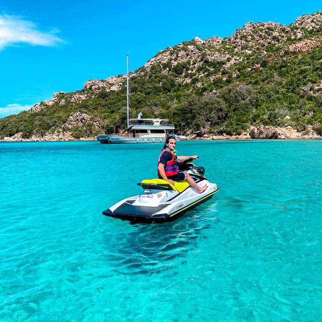  Entdeckung des Jetskifahrens im türkisfarbenen Wasser im Süden Korsikas 