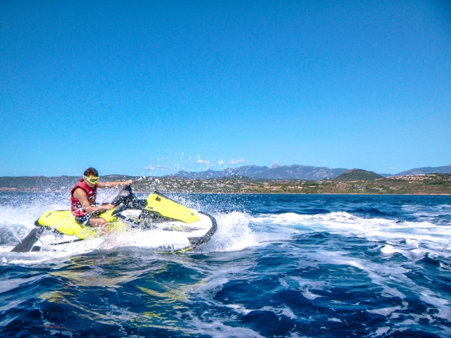  Geschwindigkeit, Kurven und Nervenkitzel auf einem Jetski