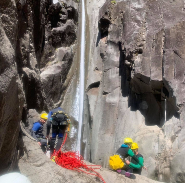  Discover the Reunion waterfalls in canyoning activity 
