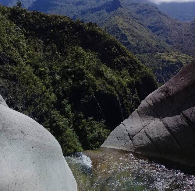 Descida de Canyoning ao Desfiladeiro das Flores Amarelas - 3h
