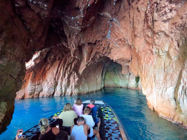  Boat andando nas cavernas na reserva Scandola 