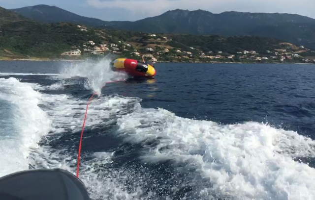 Sei persone a bordo della boa trainata 