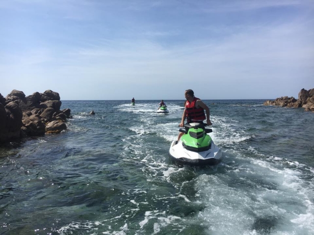 Moniteur de jet ski réalisant l'excursion avec son groupe 