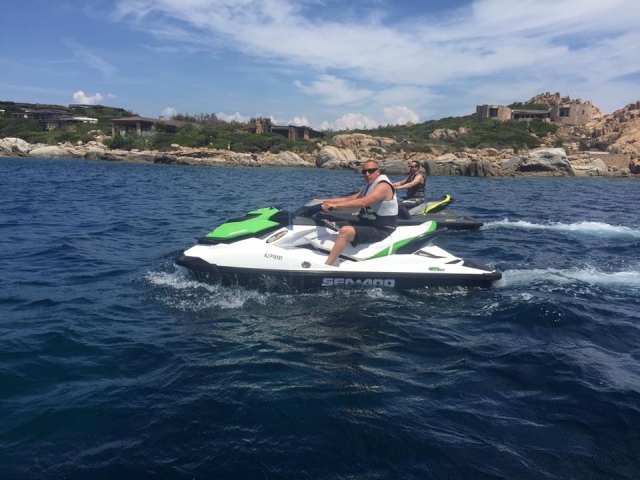 Conduite du jet ski tout en admirant le paysage