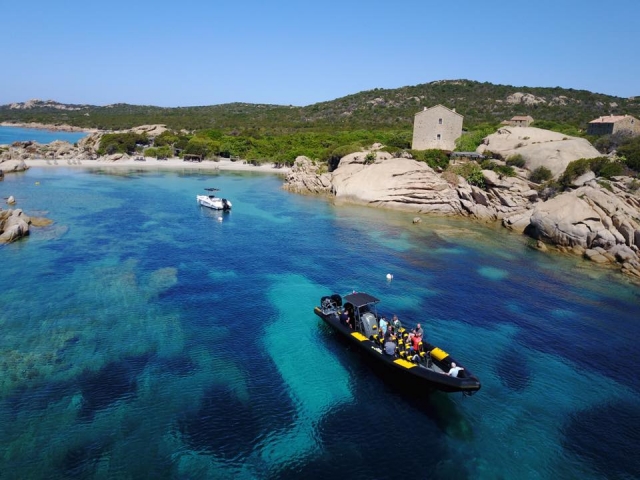  Navegación en barco por las aguas turquesas del Golfo de Ajaccio 