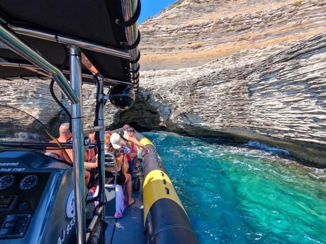 Acceso a una cueva a bordo de una embarcación semirrígida 