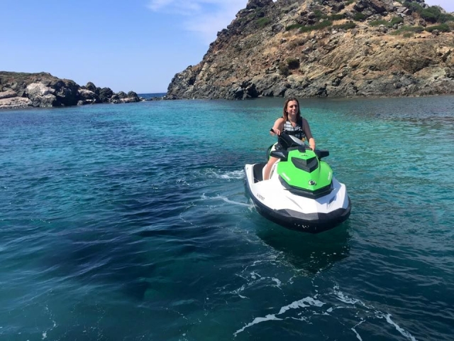  Jet ski en el mar en un entorno especial 