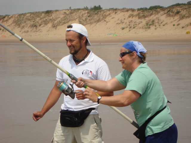  Práctica de lanzamiento durante el curso de pesca para adultos 