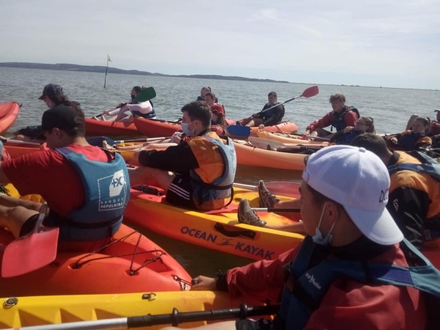  Andiamo a fare una gita in kayak con gli amici 