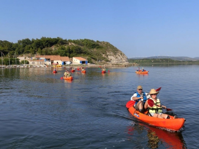 Gita in kayak con i propri cari 