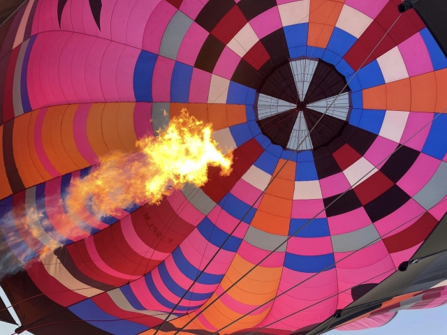  Heißluftballon im Flug im Tarn