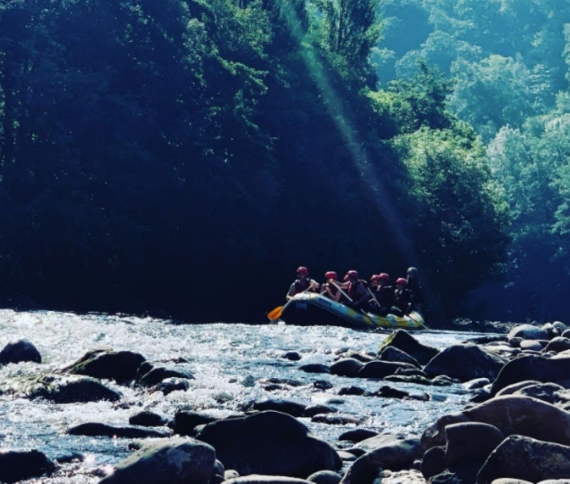  Auf einem Boot zum Spaß-Rafting 