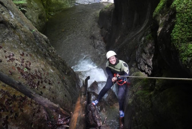  Canyoning, discesa di una cascata 