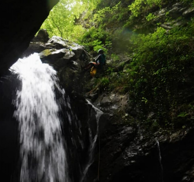  Discesa di una cascata con istruttore