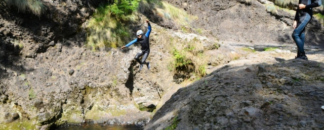  Springen Sie während der Canyoning-Aktivität ins Wasser 