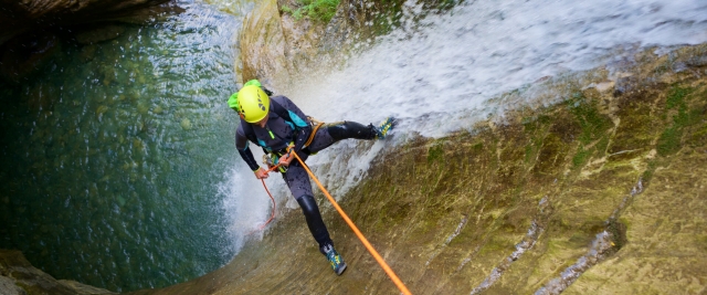 Descente en rappel dans un canyon du Cantal