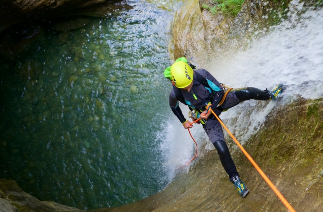 Descente de la cascade effectuée par un moniteur diplômé d'Etat