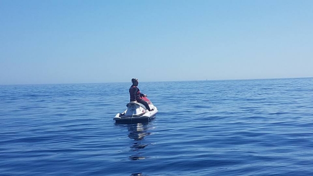  Fahren Sie während einer Wanderung ohne Genehmigung mit einem Jetski aufs offene Meer 