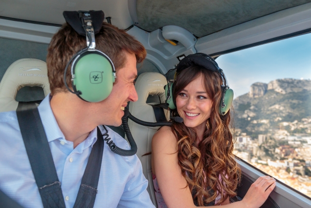 Einen unglaublichen Moment bei einem Helikopterflug teilen 