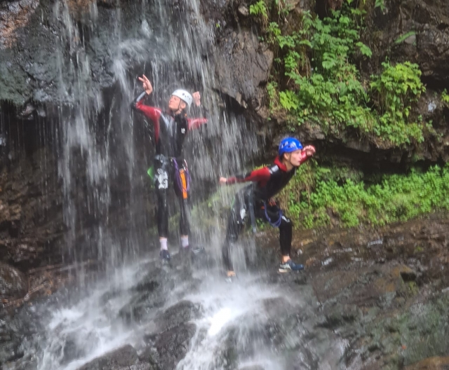  Wir haben viel Spaß beim Canyoning 