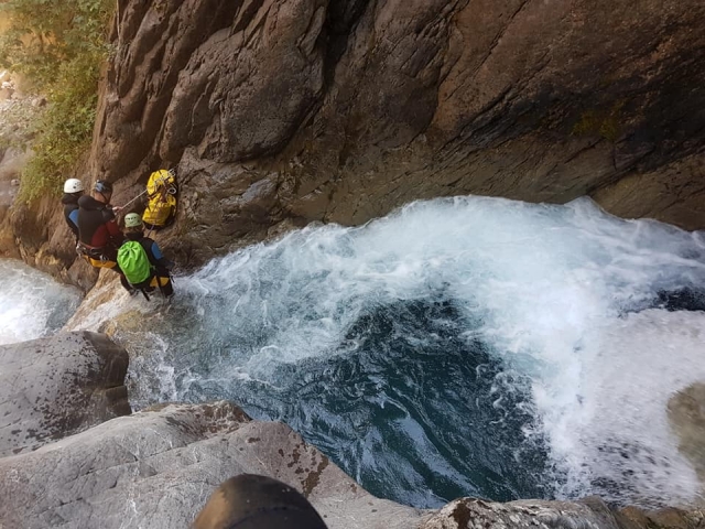  Canyoning mit Freunden in der Arcueil-Schlucht 