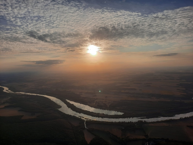 Flug über die Loire bei Sonnenuntergang 