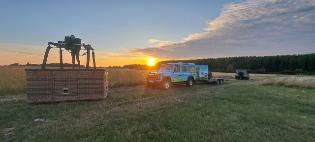 Preparazione della mongolfiera al tramonto 