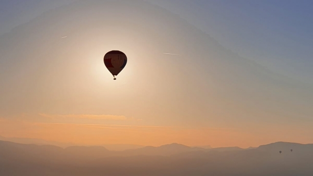 Volo in mongolfiera sotto un cielo magnifico 