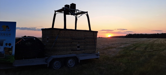  Steigen Sie in der Abenddämmerung in den Korb 