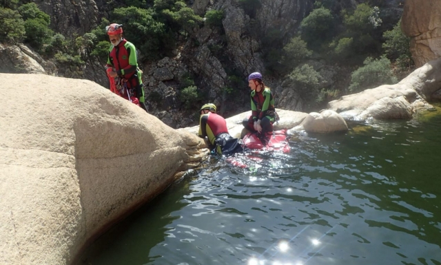  Wohlverdientes Schwimmen nach einer Canyoning-Session 