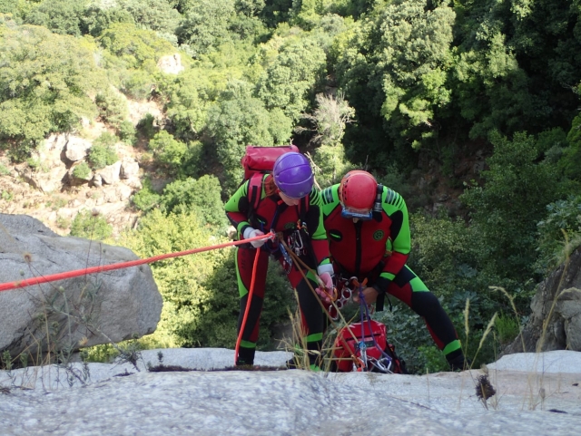 Activité de via ferrata en groupe