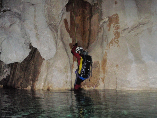 Descente en rappel dans l'eau au canyon du Riolan
