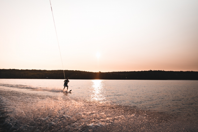 Ski nautique pendant le coucher de soleil