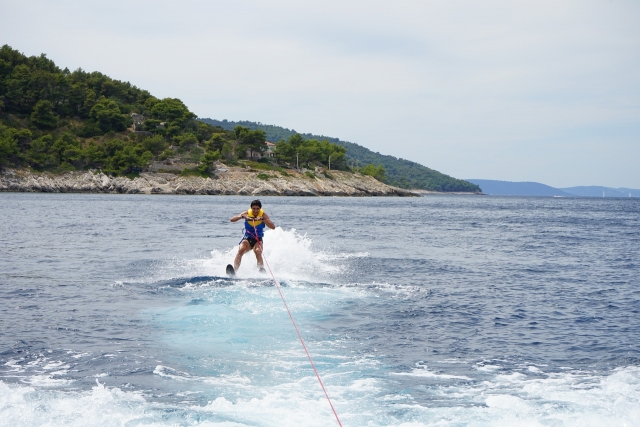 Activité de ski nautique sur la French Riviera