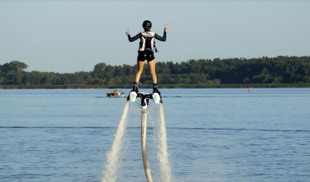  Planer acima do mar do Mediterrâneo em flyboard 