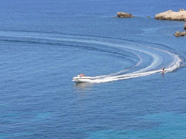 Ski nautique à grande vitesse tracté par notre bateau